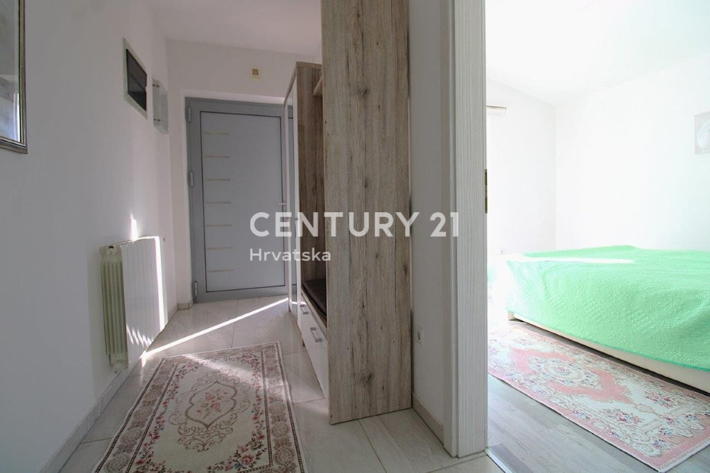 POREČ, PRODAJA SE HIŠA, PRIZEMLJE SAMO 7 KM OD CENTRA IN MORJA