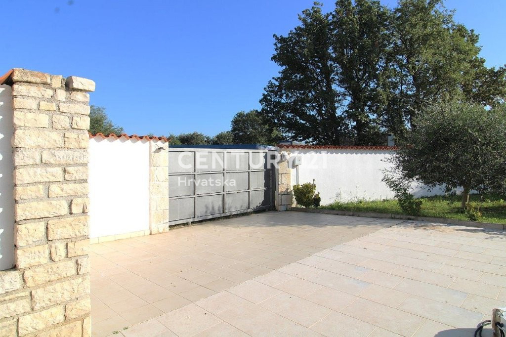 POREČ, PRODAJA SE HIŠA, PRIZEMLJE SAMO 7 KM OD CENTRA IN MORJA