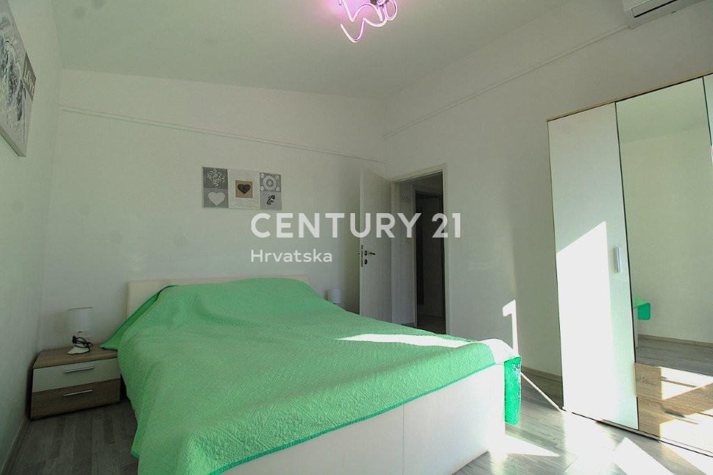 POREČ, PRODAJA SE HIŠA, PRIZEMLJE SAMO 7 KM OD CENTRA IN MORJA