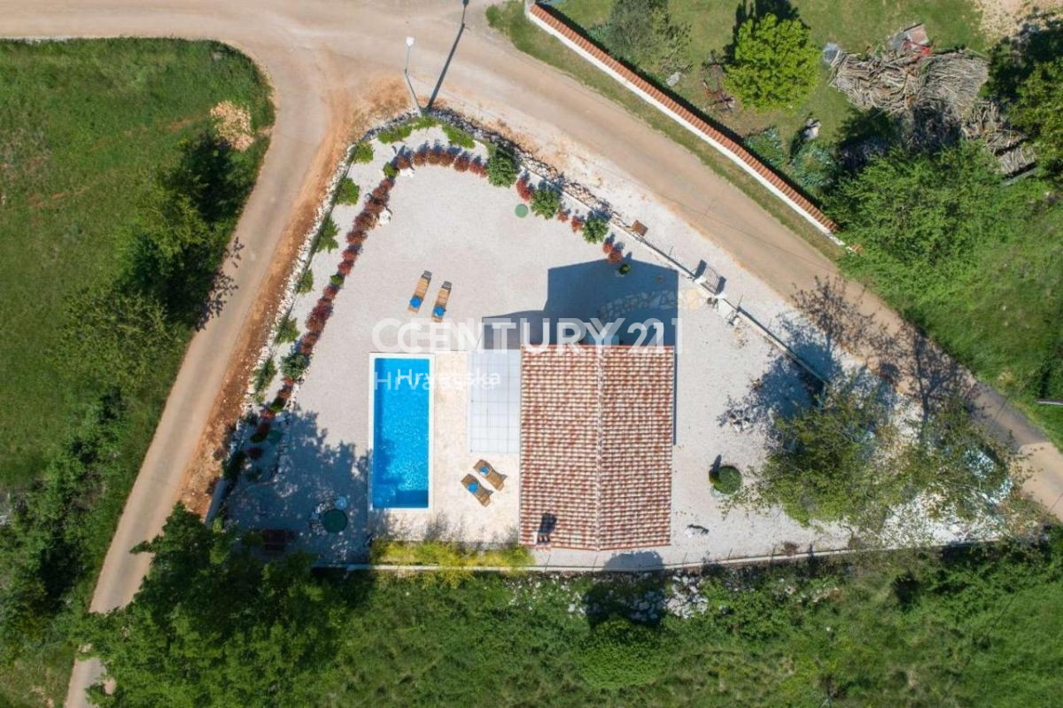 POREČ, VIŠNJAN, ROMANTIČNA HIŠA S ČUDOVITO OKOLICO IN BAZENOM