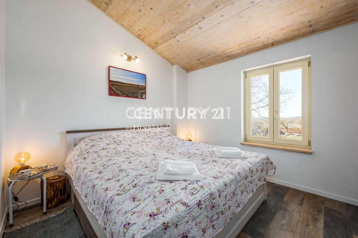 POREČ, VIŠNJAN, ROMANTIČNA HIŠA S ČUDOVITO OKOLICO IN BAZENOM