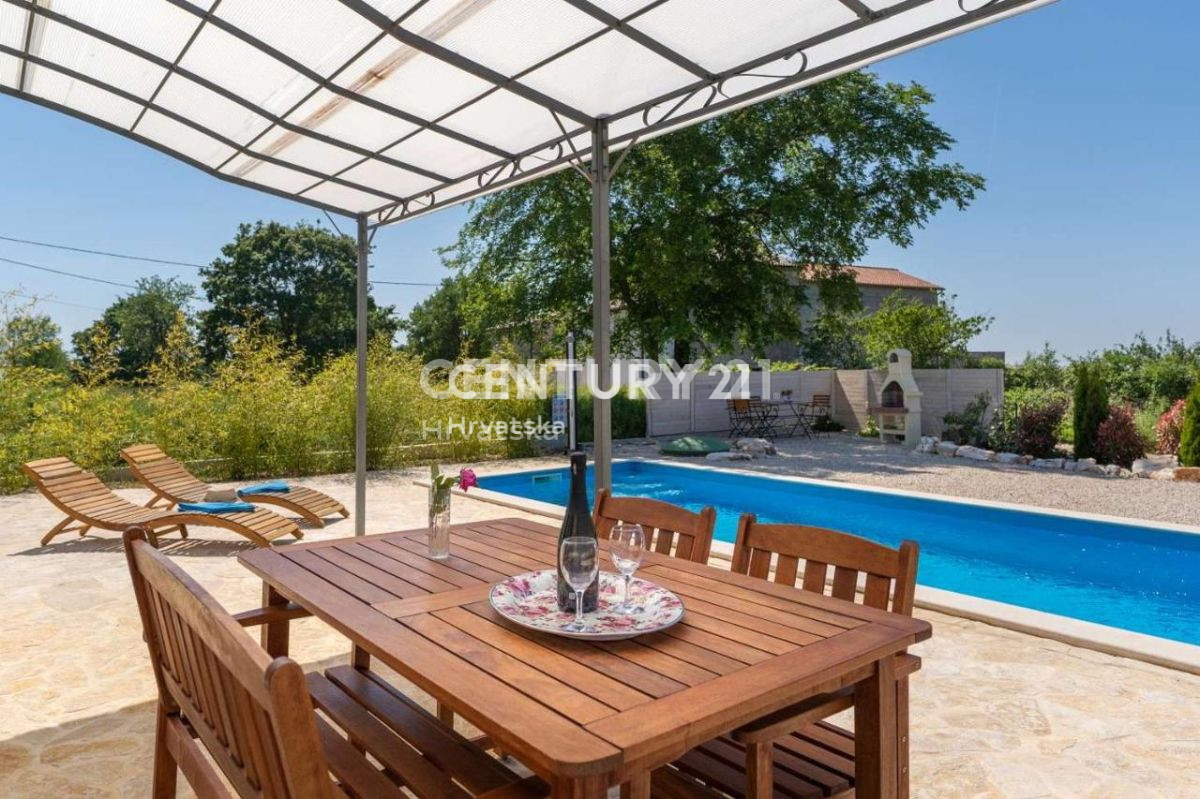 POREČ, VIŠNJAN, ROMANTIČNA HIŠA S ČUDOVITO OKOLICO IN BAZENOM