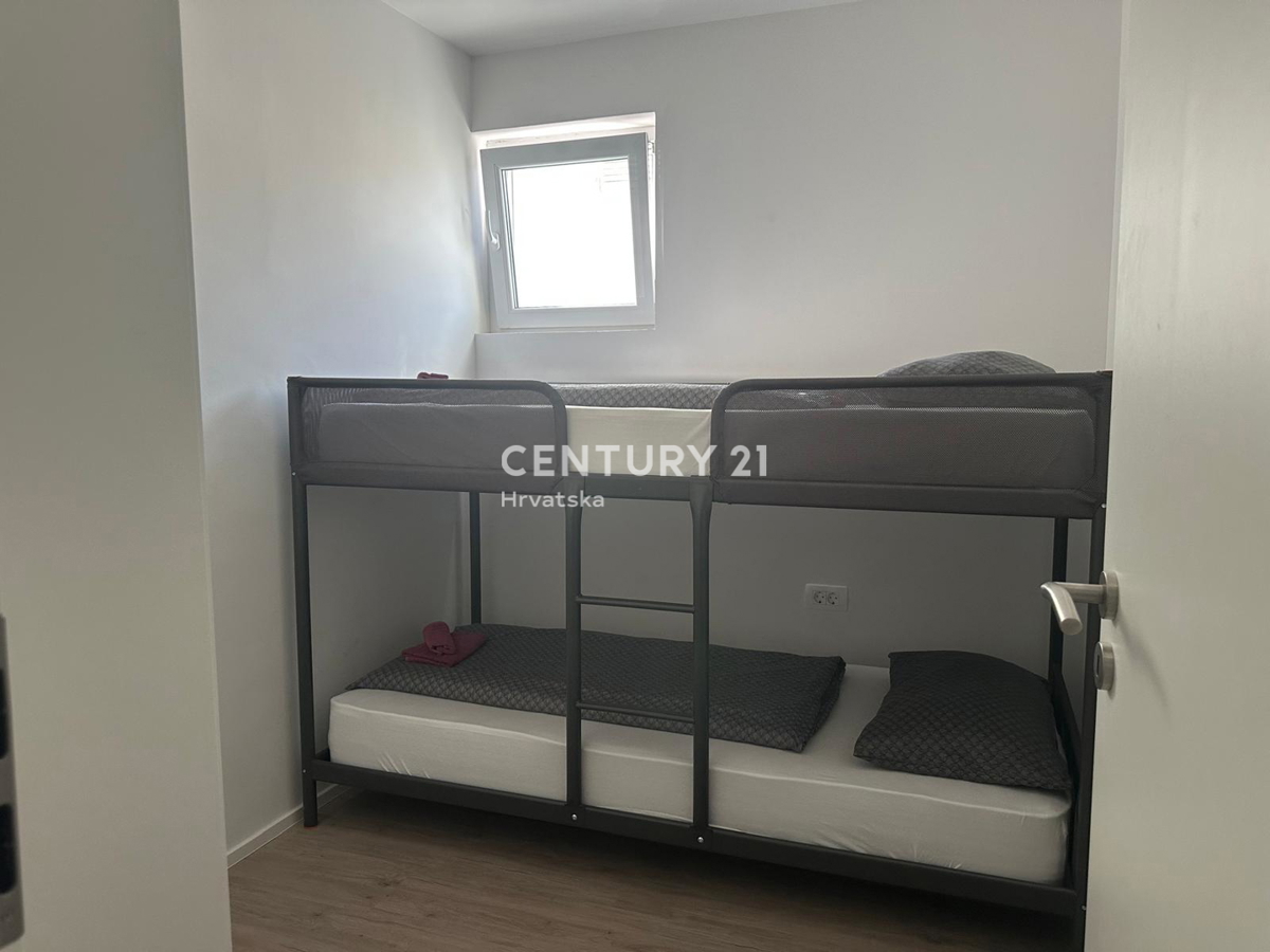 FUNTANA, PRODAJA TROSOBNEGA STANOVANJA V 1. NADSTROPJU S TERASO 70 M2, ODLIČNA LOKACIJA