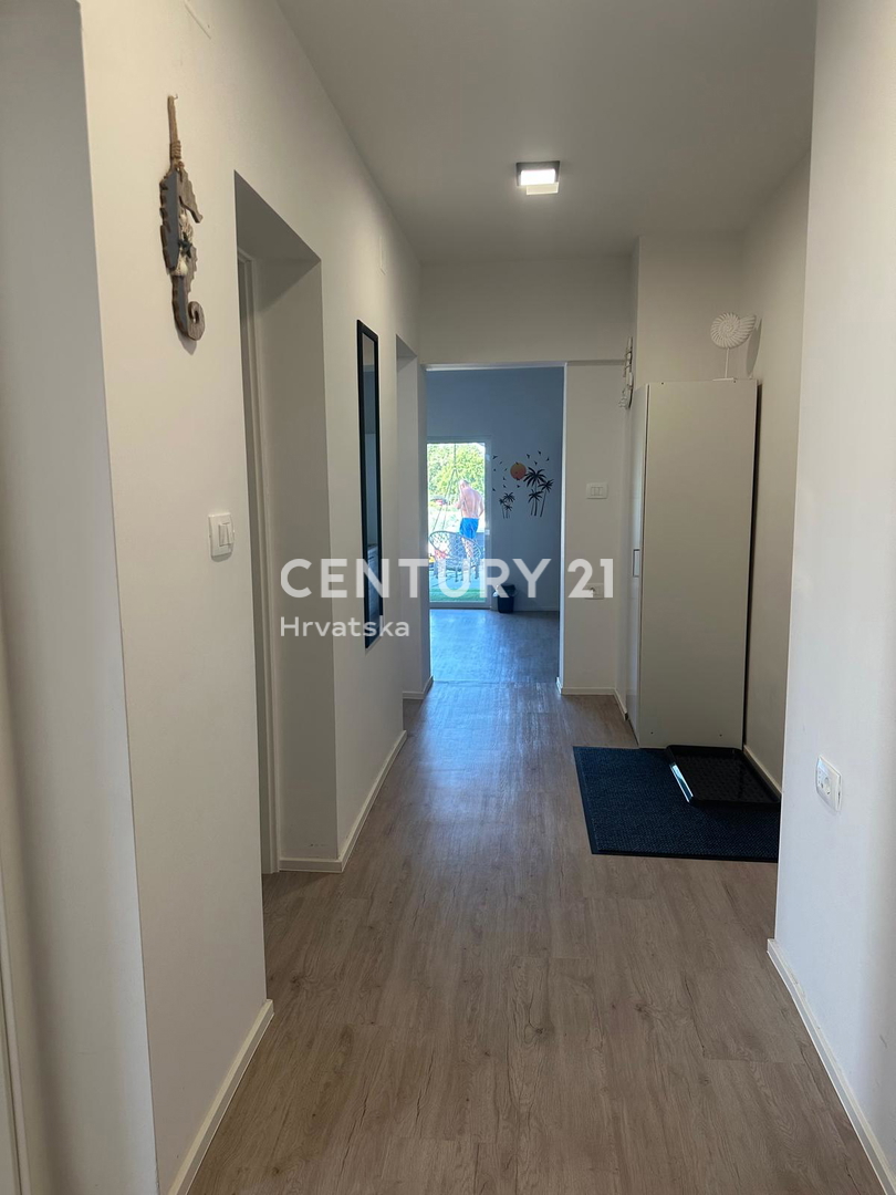 FUNTANA, PRODAJA TROSOBNEGA STANOVANJA V 1. NADSTROPJU S TERASO 70 M2, ODLIČNA LOKACIJA