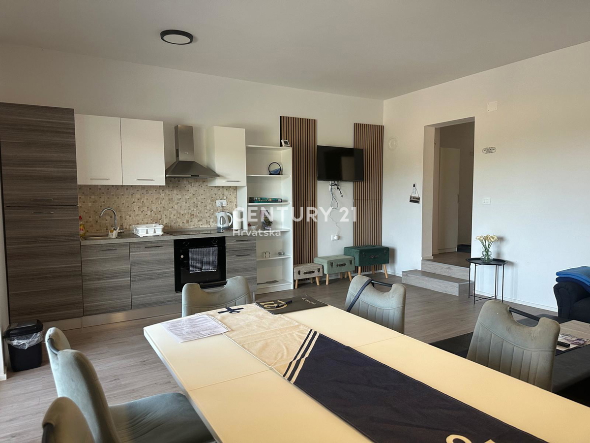 FUNTANA, PRODAJA TROSOBNEGA STANOVANJA V 1. NADSTROPJU S TERASO 70 M2, ODLIČNA LOKACIJA