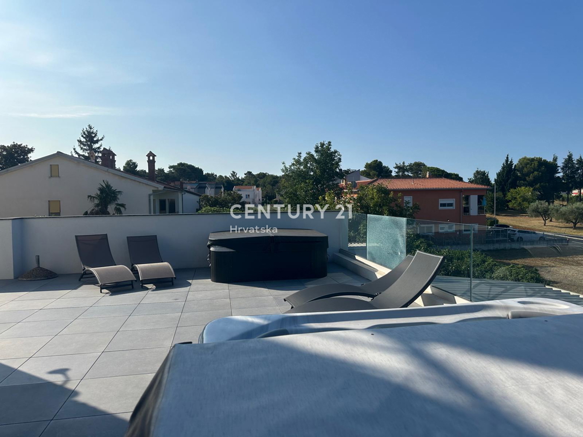 FUNTANA, PRODAJA TROSOBNEGA STANOVANJA V 1. NADSTROPJU S TERASO 70 M2, ODLIČNA LOKACIJA