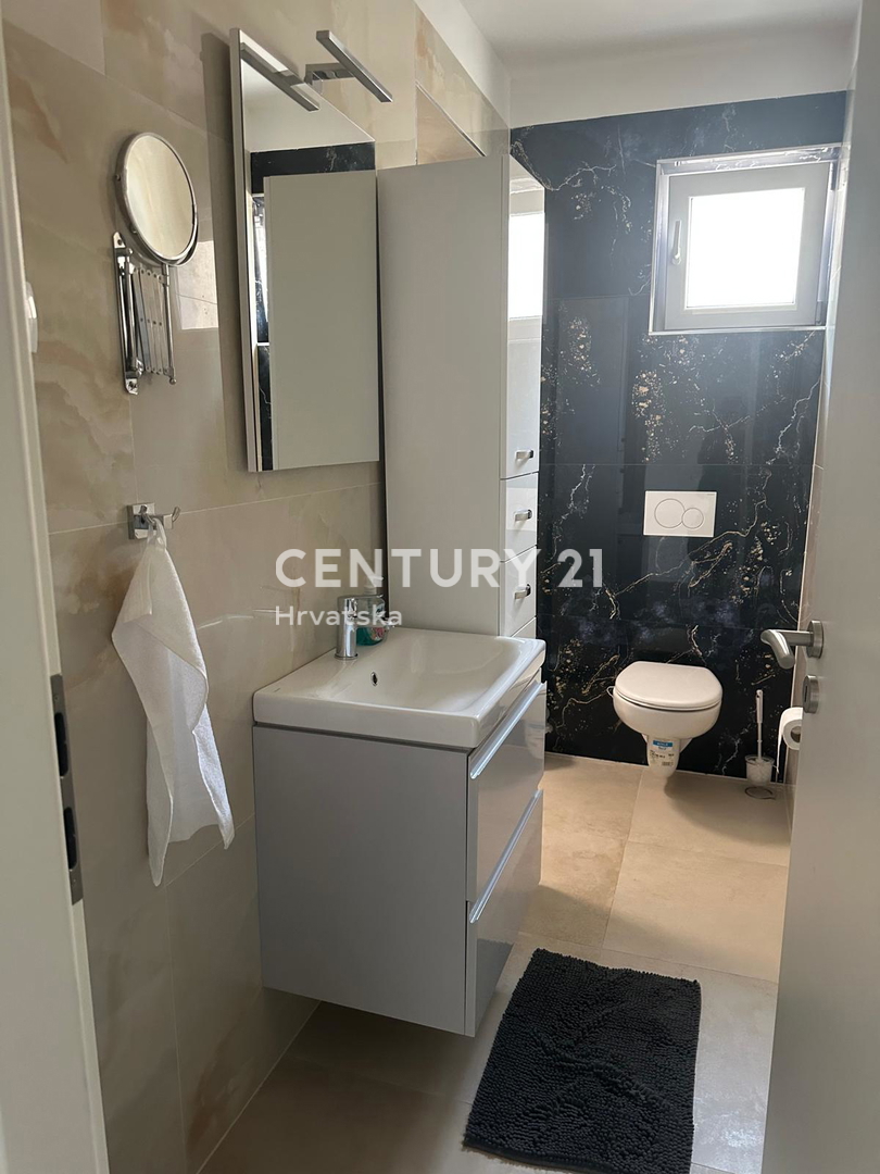 FUNTANA, PRODAJA TROSOBNEGA STANOVANJA V 1. NADSTROPJU S TERASO 70 M2, ODLIČNA LOKACIJA