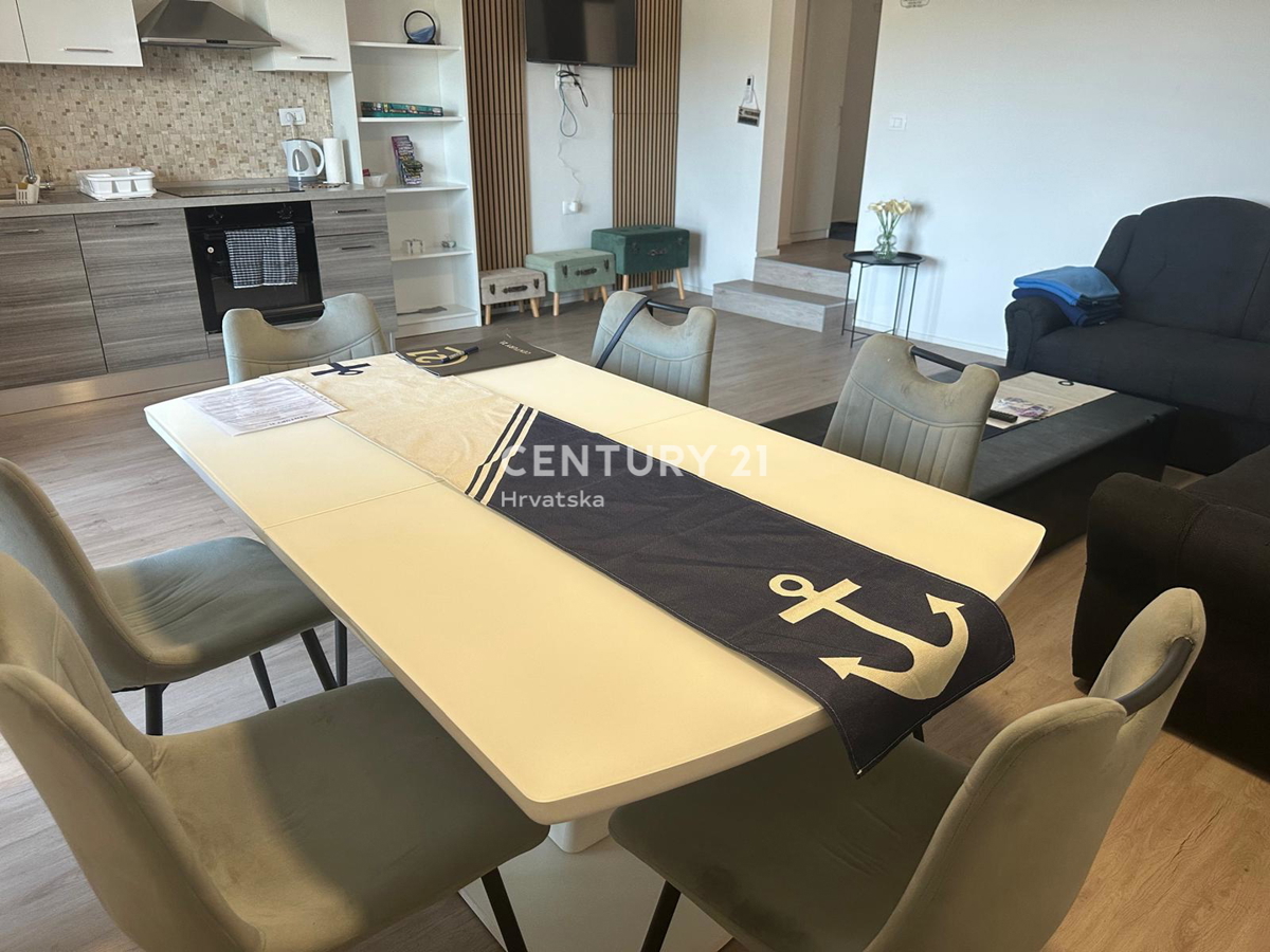 FUNTANA, PRODAJA TROSOBNEGA STANOVANJA V 1. NADSTROPJU S TERASO 70 M2, ODLIČNA LOKACIJA