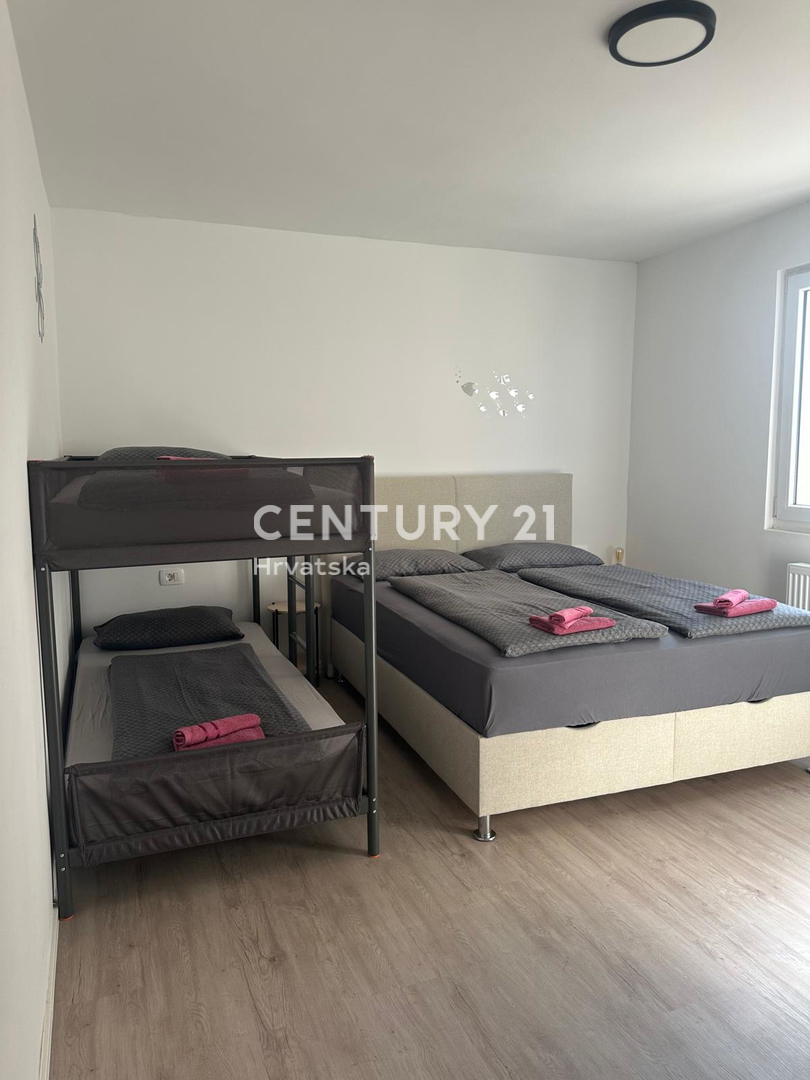 FUNTANA, PRODAJA TROSOBNEGA STANOVANJA V 1. NADSTROPJU S TERASO 70 M2, ODLIČNA LOKACIJA