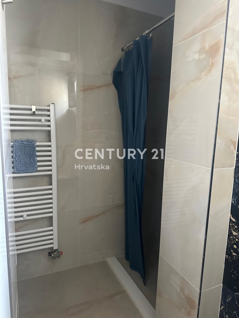 FUNTANA, PRODAJA TROSOBNEGA STANOVANJA V 1. NADSTROPJU S TERASO 70 M2, ODLIČNA LOKACIJA