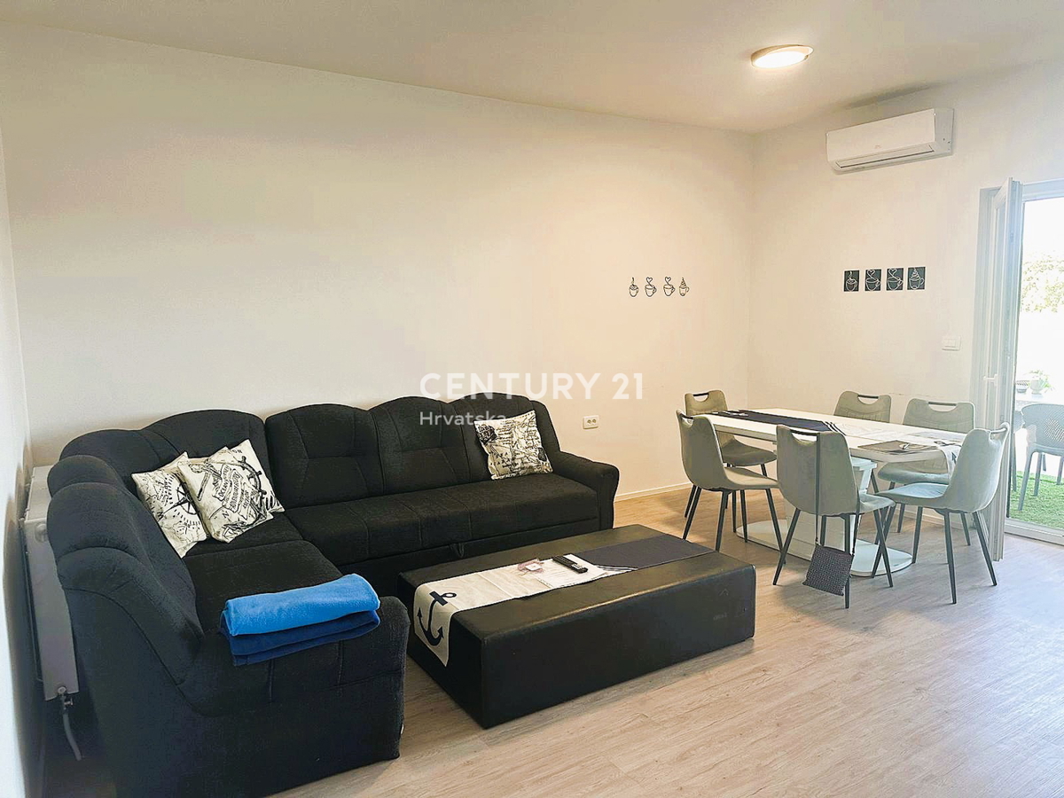 FUNTANA, PRODAJA TROSOBNEGA STANOVANJA V 1. NADSTROPJU S TERASO 70 M2, ODLIČNA LOKACIJA