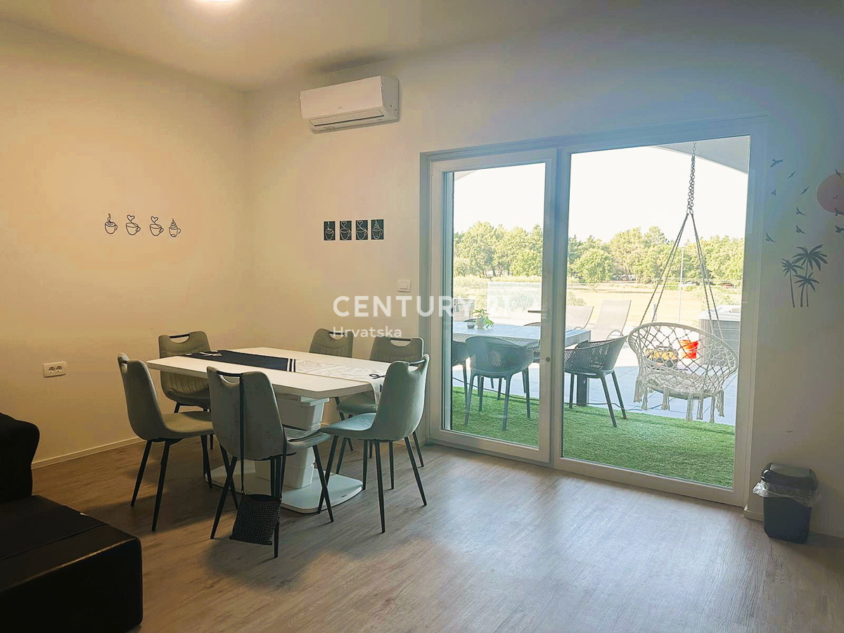 FUNTANA, PRODAJA TROSOBNEGA STANOVANJA V 1. NADSTROPJU S TERASO 70 M2, ODLIČNA LOKACIJA