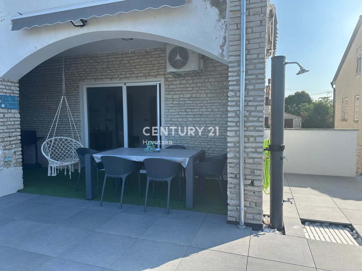 FUNTANA, PRODAJA TROSOBNEGA STANOVANJA V 1. NADSTROPJU S TERASO 70 M2, ODLIČNA LOKACIJA