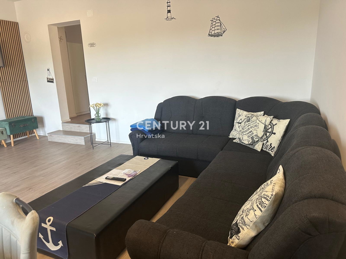 FUNTANA, PRODAJA TROSOBNEGA STANOVANJA V 1. NADSTROPJU S TERASO 70 M2, ODLIČNA LOKACIJA