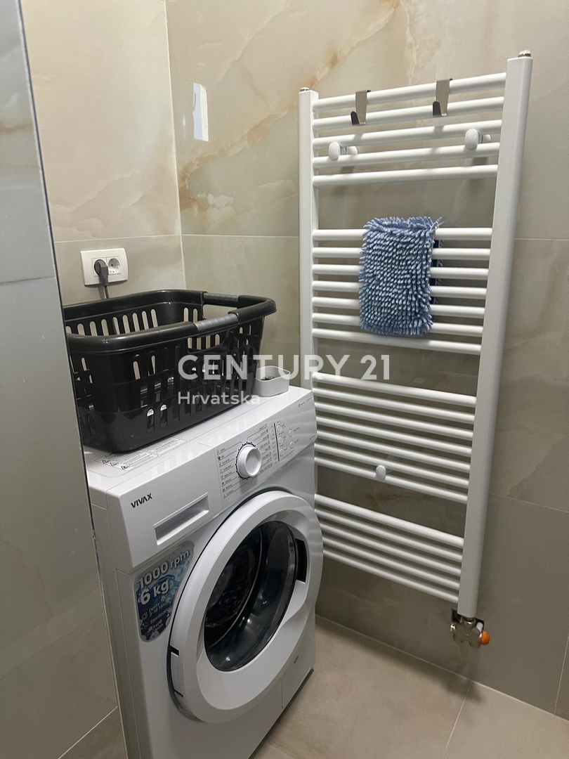 FUNTANA, PRODAJA TROSOBNEGA STANOVANJA V 1. NADSTROPJU S TERASO 70 M2, ODLIČNA LOKACIJA