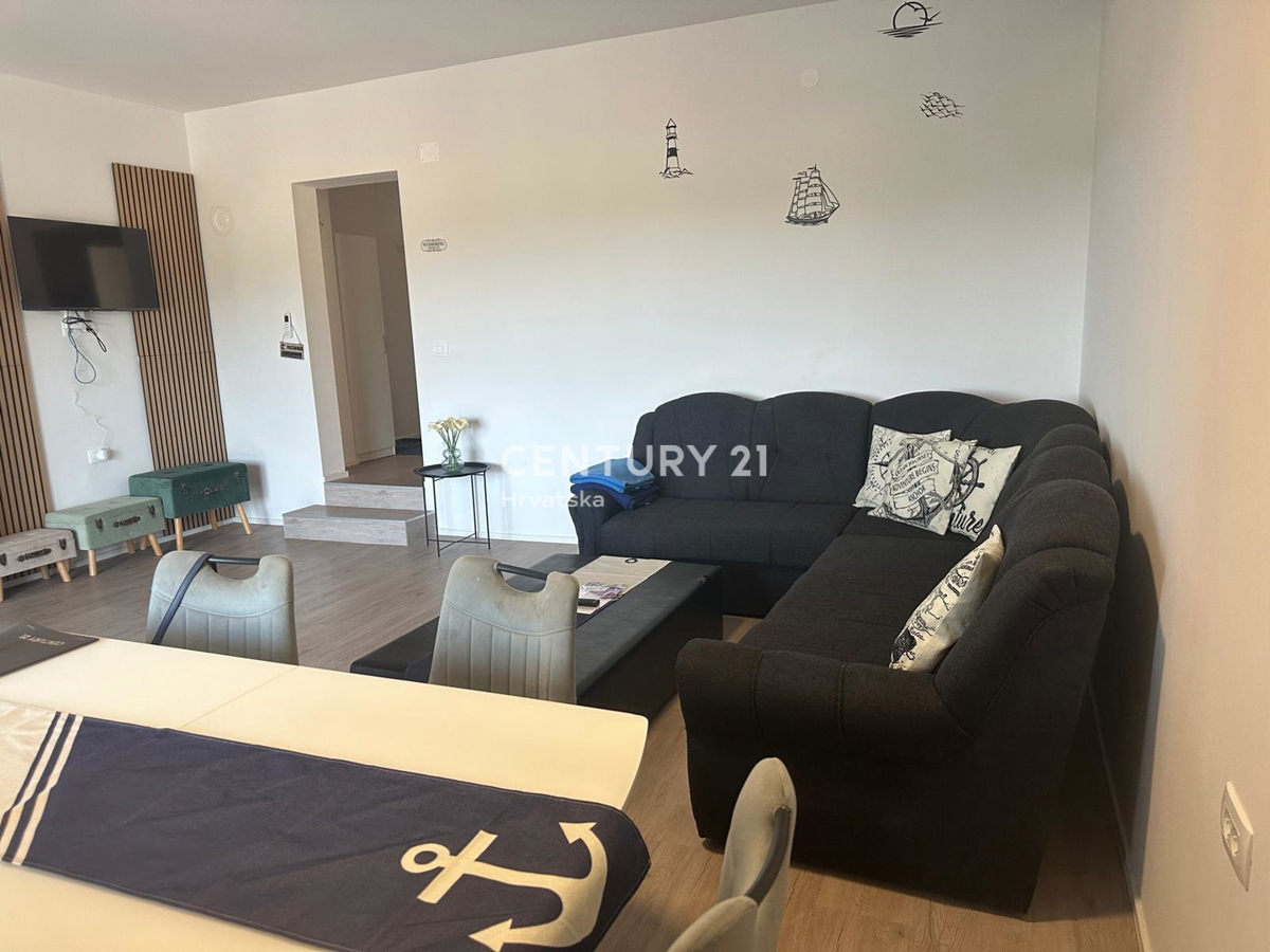 FUNTANA, PRODAJA TROSOBNEGA STANOVANJA V 1. NADSTROPJU S TERASO 70 M2, ODLIČNA LOKACIJA