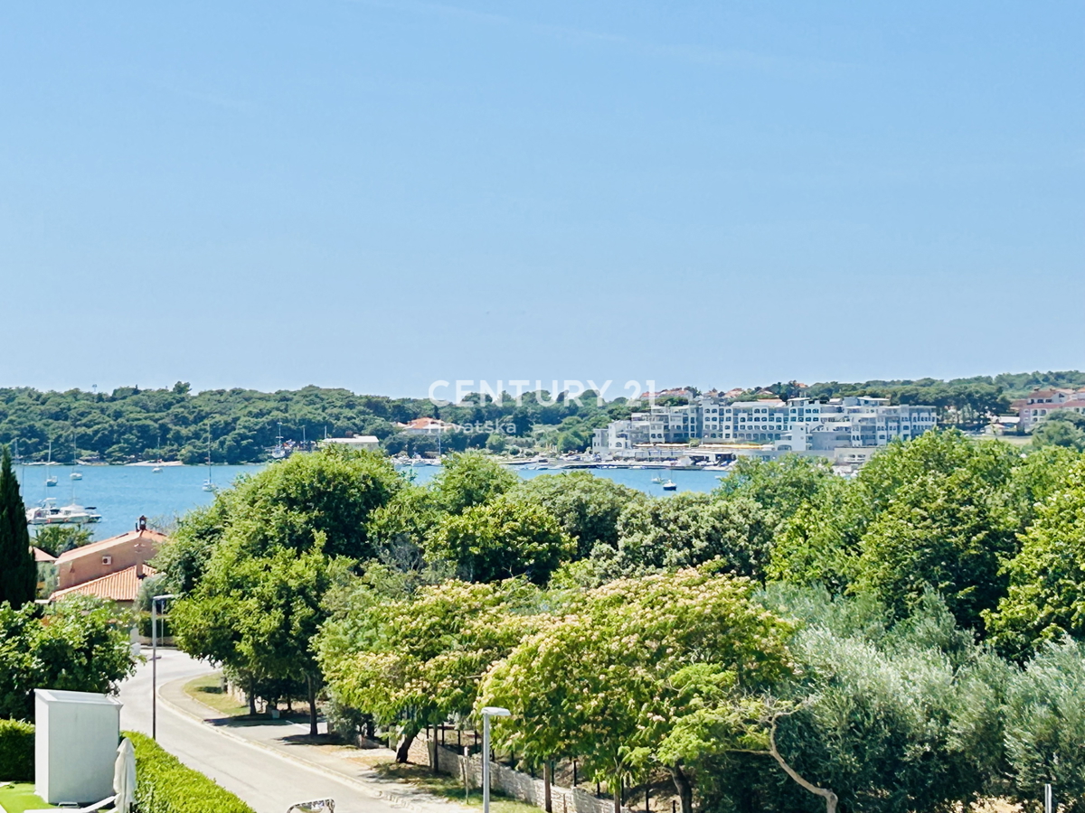 BANJOLE, VOLME, EKSKLUZIVNO PRIREDITELJEVO, STAN SAMO 200 METROV OD MORJA IN PLAŽE S POGLEDOM NA MORJE