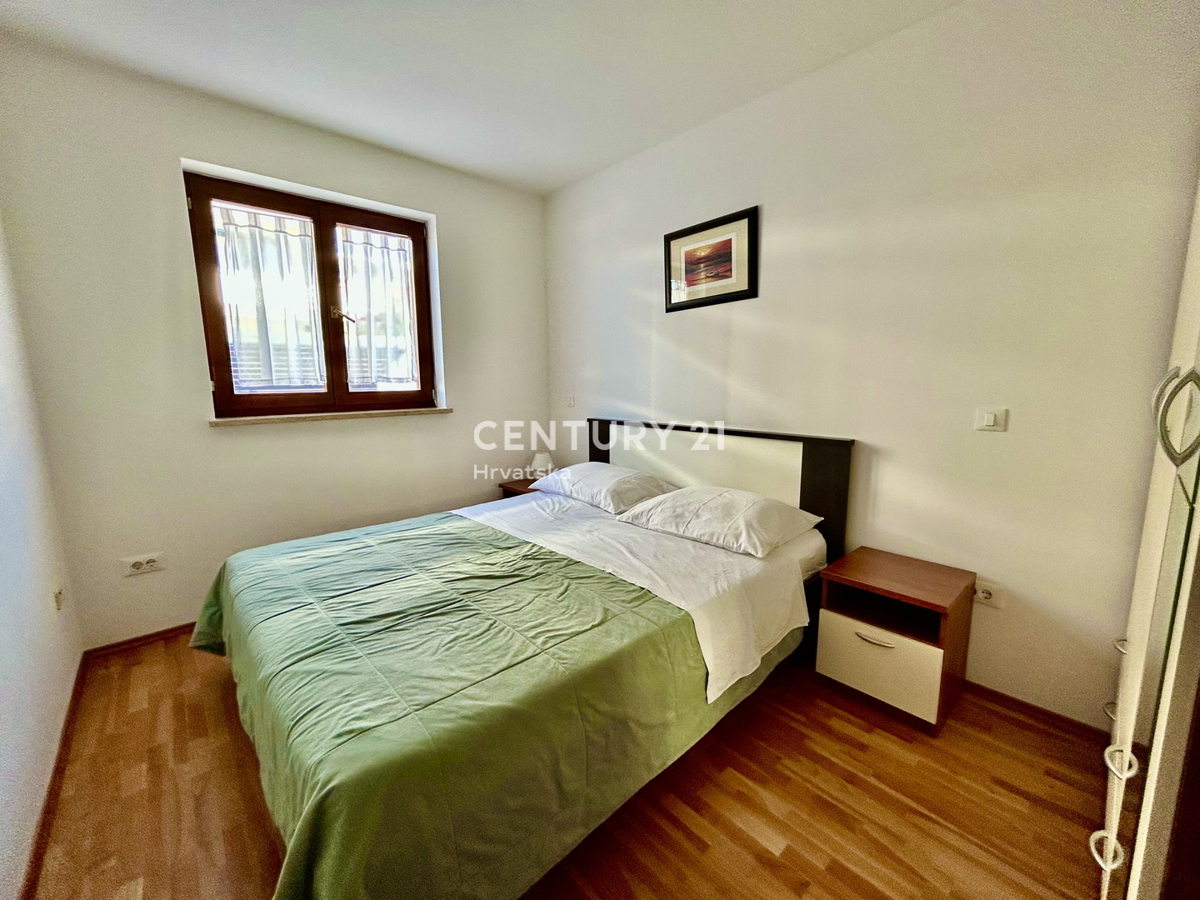 NOVIGRAD, DVOSOBNO STANOVANJE SAMO 800 METROV OD PLAŽE IN MORJA