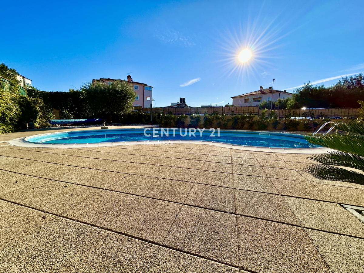 NOVIGRAD, DVOSOBNO STANOVANJE SAMO 800 METROV OD PLAŽE IN MORJA