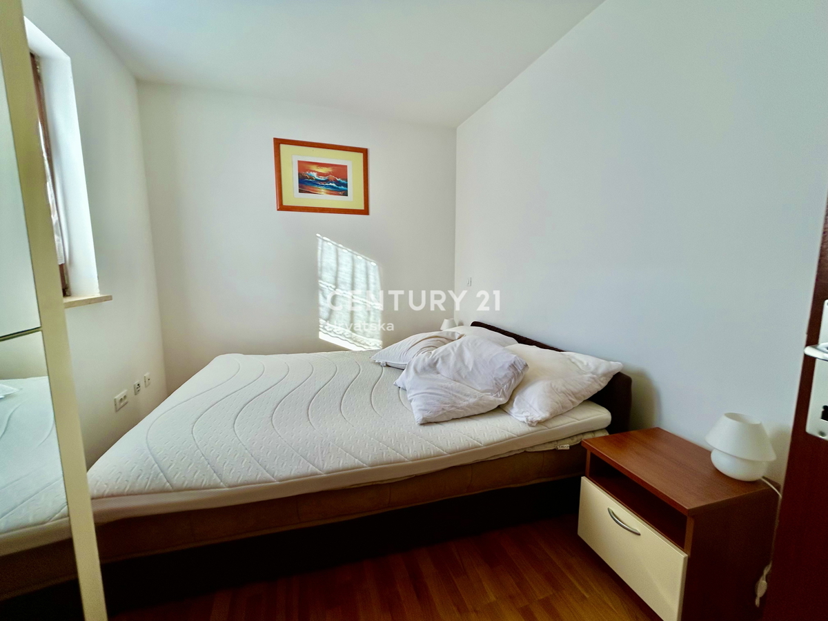 NOVIGRAD, DVOSOBNO STANOVANJE SAMO 800 METROV OD PLAŽE IN MORJA