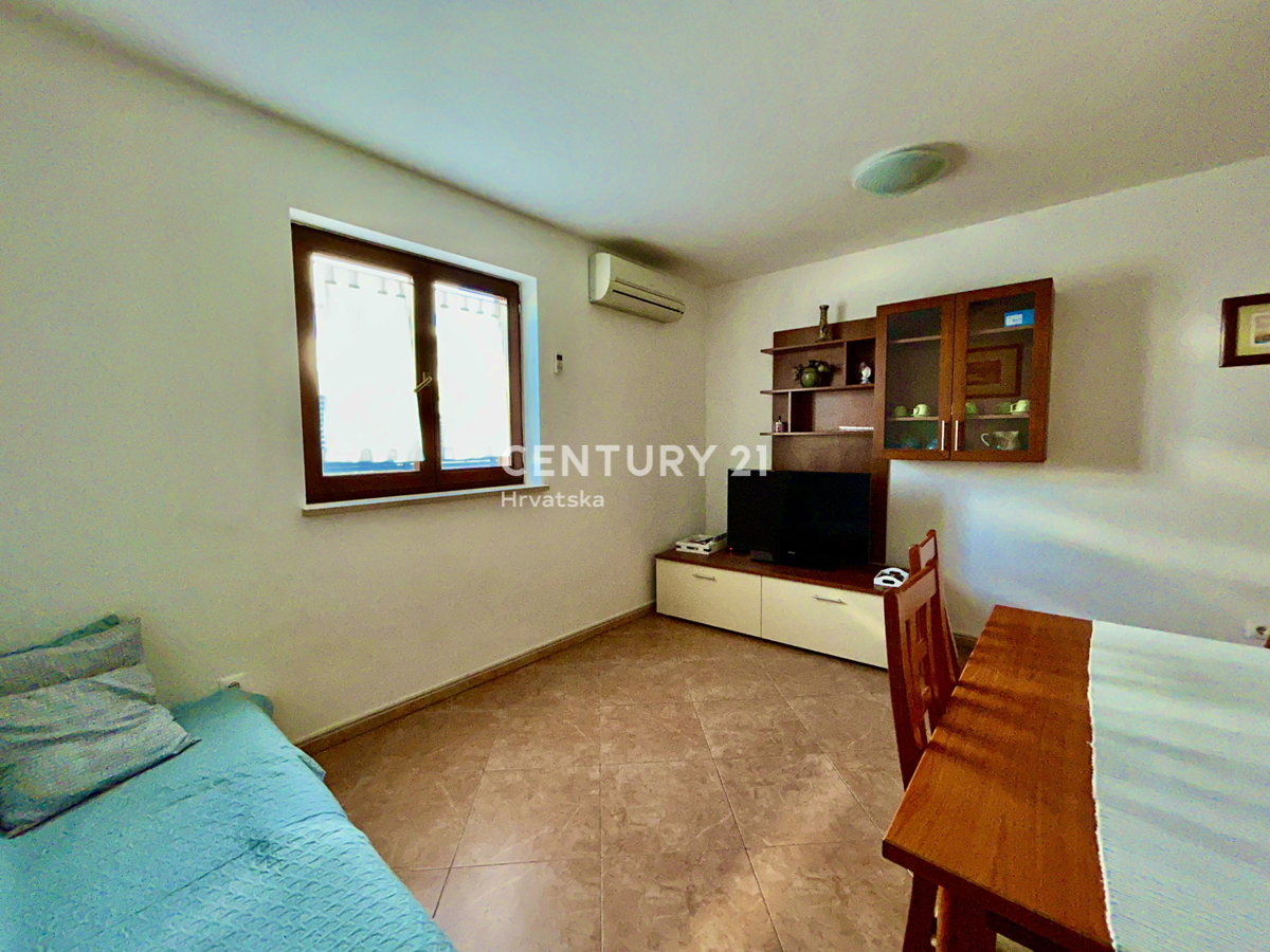 NOVIGRAD, DVOSOBNO STANOVANJE SAMO 800 METROV OD PLAŽE IN MORJA