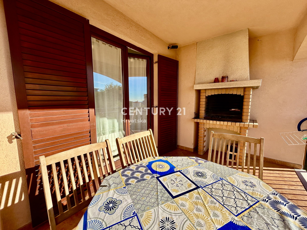 NOVIGRAD, DVOSOBNO STANOVANJE SAMO 800 METROV OD PLAŽE IN MORJA