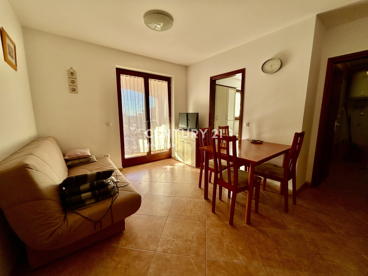 NOVIGRAD, DVOSOBNO STANOVANJE SAMO 800 METROV OD PLAŽE IN MORJA