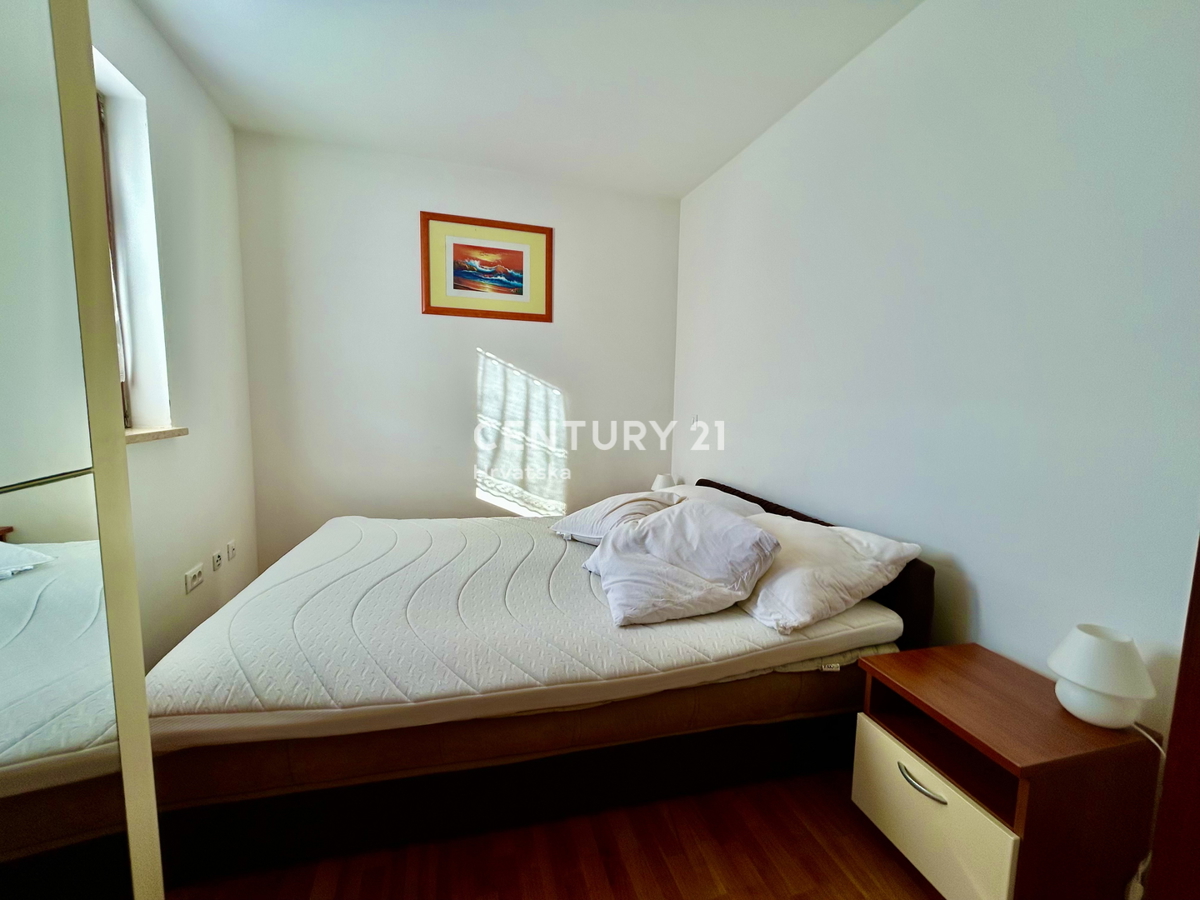 NOVIGRAD, DVOSOBNO STANOVANJE SAMO 800 METROV OD PLAŽE IN MORJA