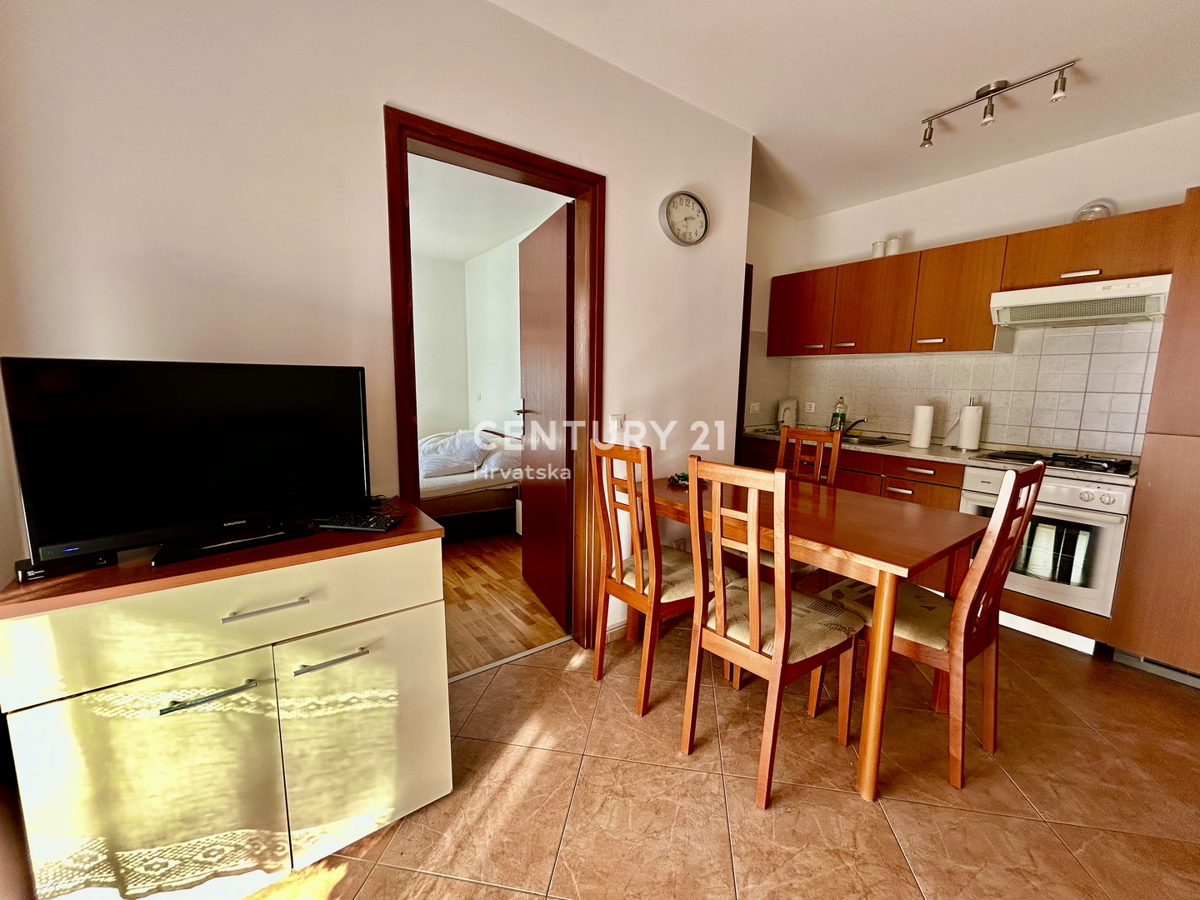 NOVIGRAD, DVOSOBNO STANOVANJE SAMO 800 METROV OD PLAŽE IN MORJA