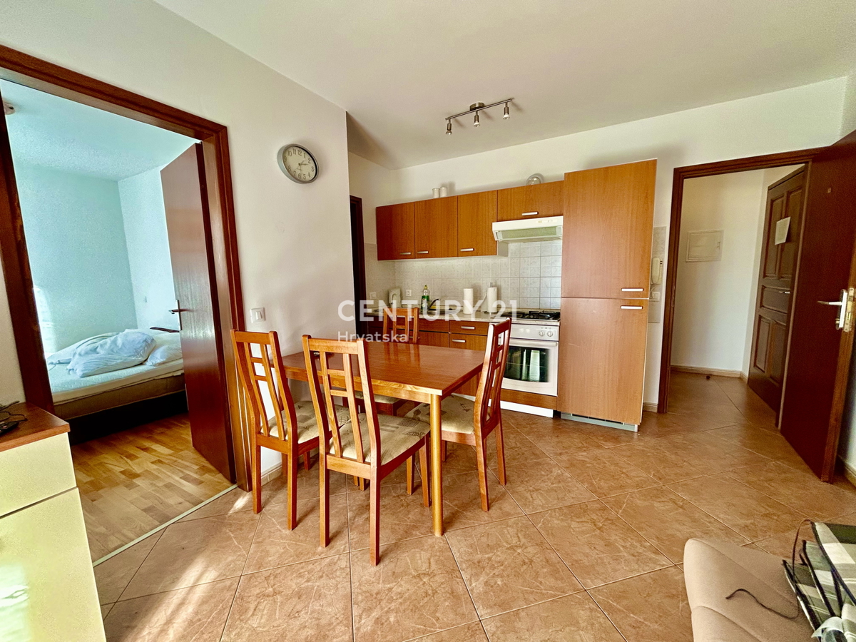 NOVIGRAD, DVOSOBNO STANOVANJE SAMO 800 METROV OD PLAŽE IN MORJA