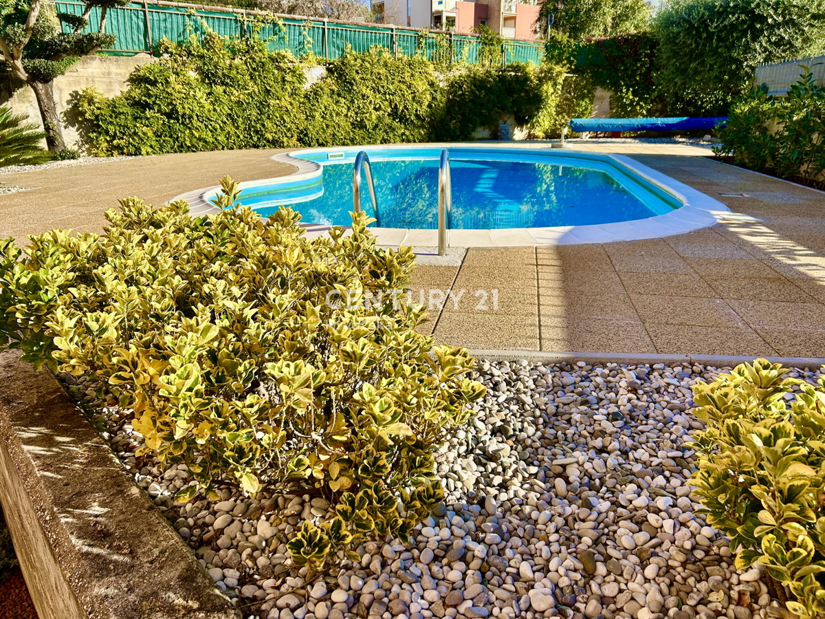 NOVIGRAD, DVOSOBNO STANOVANJE SAMO 800 METROV OD PLAŽE IN MORJA