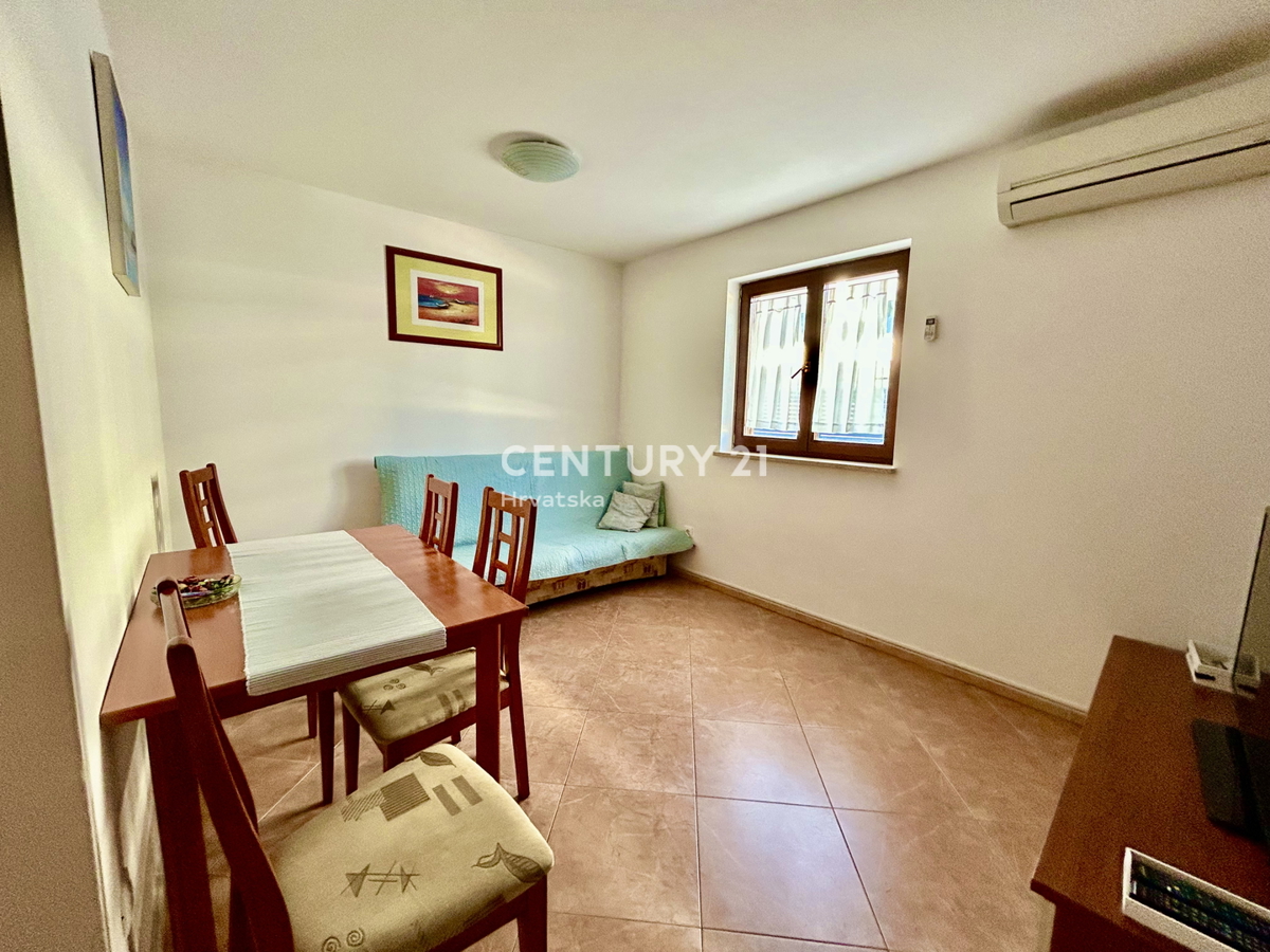 NOVIGRAD, DVOSOBNO STANOVANJE SAMO 800 METROV OD PLAŽE IN MORJA