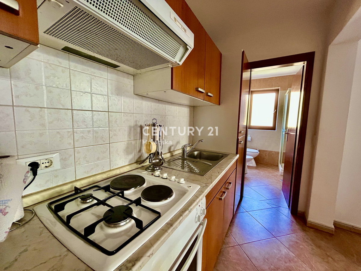 NOVIGRAD, DVOSOBNO STANOVANJE SAMO 800 METROV OD PLAŽE IN MORJA