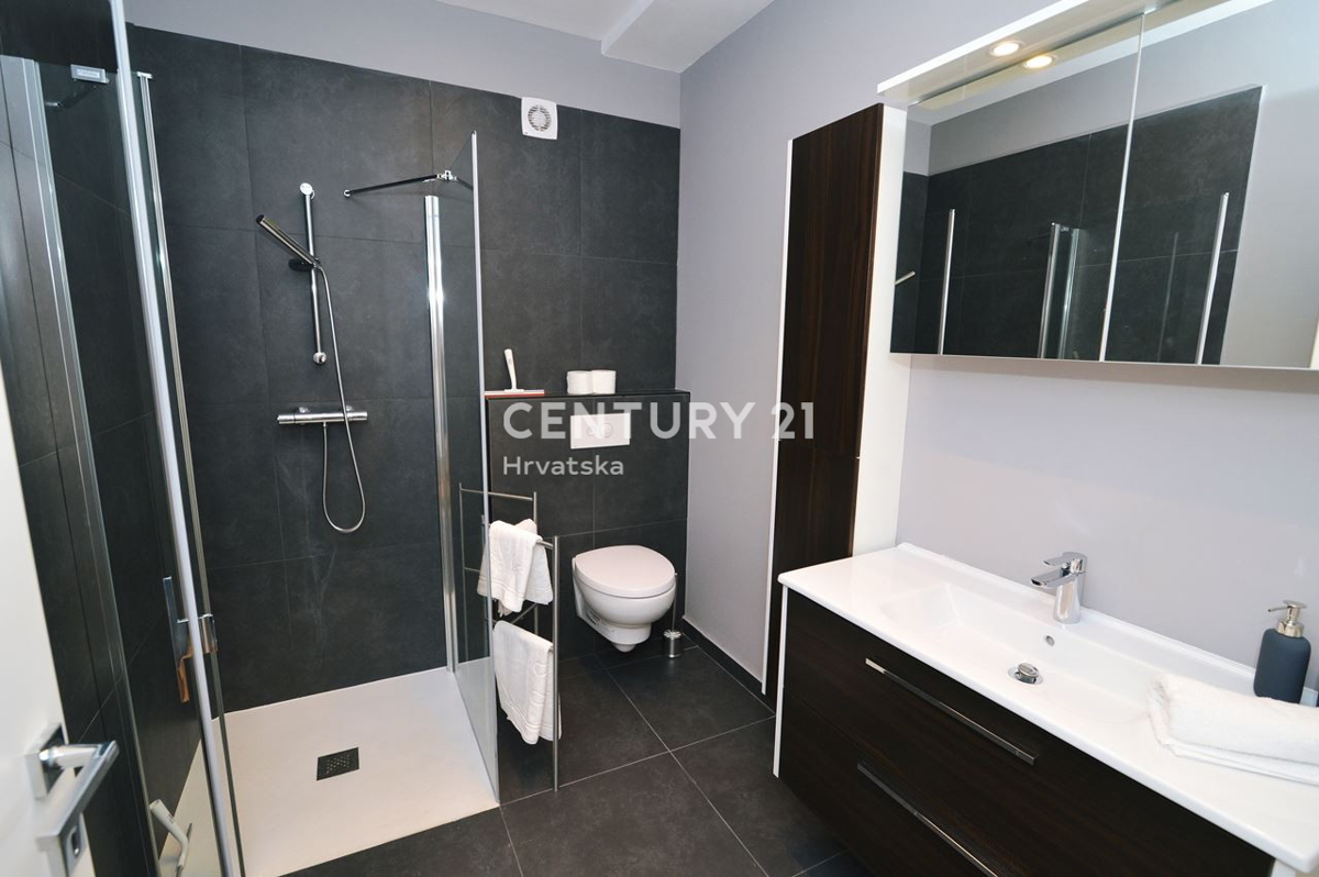 OPATIJA, LOVRAN, TRIETAŽNO STANOVANJE S POGLEDOM NA MORJE IN DVEMA TERASAMA, 100 M OD PLAŽE IN 800 M OD STAREGA DELO MESTA