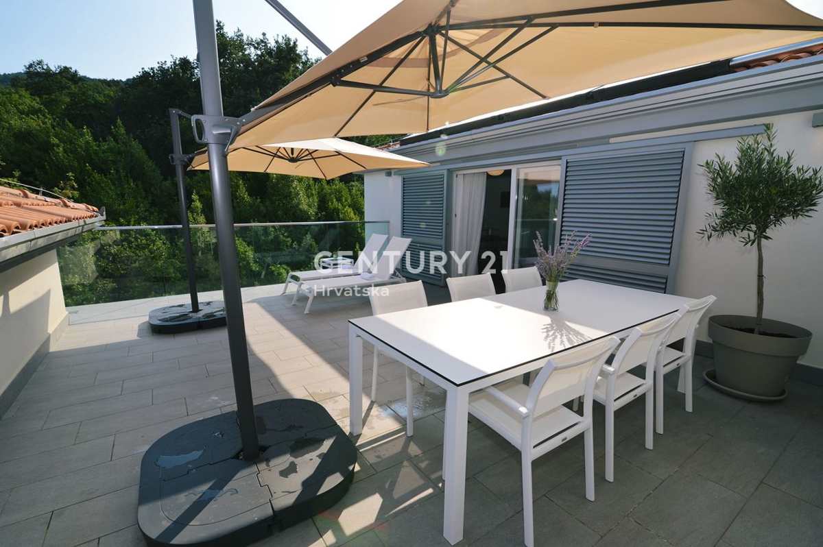 OPATIJA, LOVRAN, TRIETAŽNO STANOVANJE S POGLEDOM NA MORJE IN DVEMA TERASAMA, 100 M OD PLAŽE IN 800 M OD STAREGA DELO MESTA