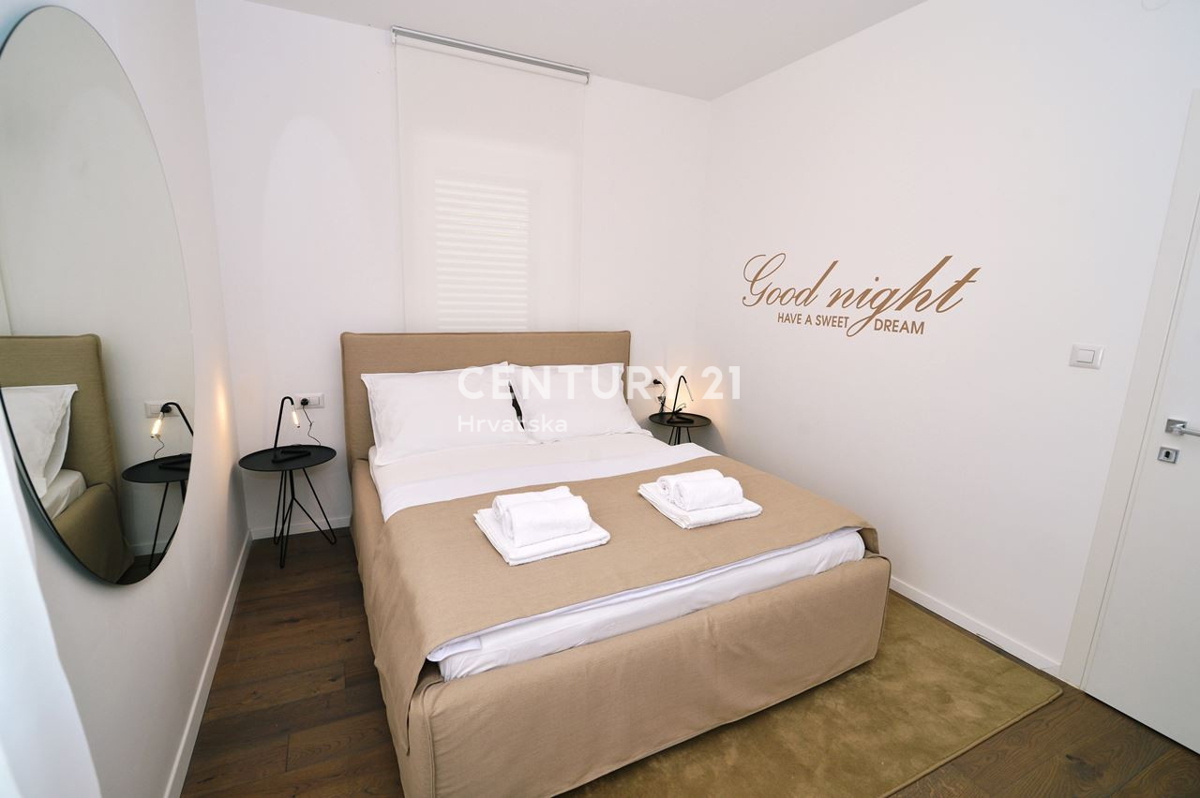 OPATIJA, LOVRAN, TRIETAŽNO STANOVANJE S POGLEDOM NA MORJE IN DVEMA TERASAMA, 100 M OD PLAŽE IN 800 M OD STAREGA DELO MESTA