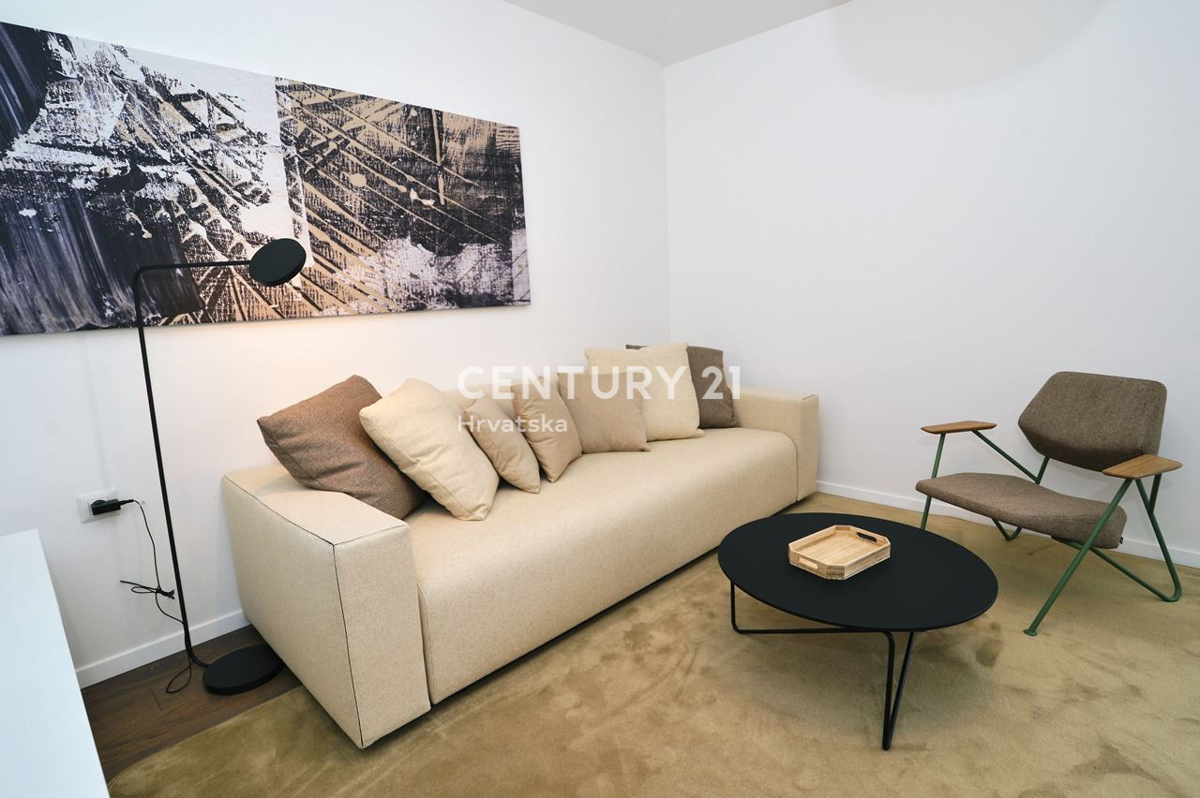 OPATIJA, LOVRAN, TRIETAŽNO STANOVANJE S POGLEDOM NA MORJE IN DVEMA TERASAMA, 100 M OD PLAŽE IN 800 M OD STAREGA DELO MESTA