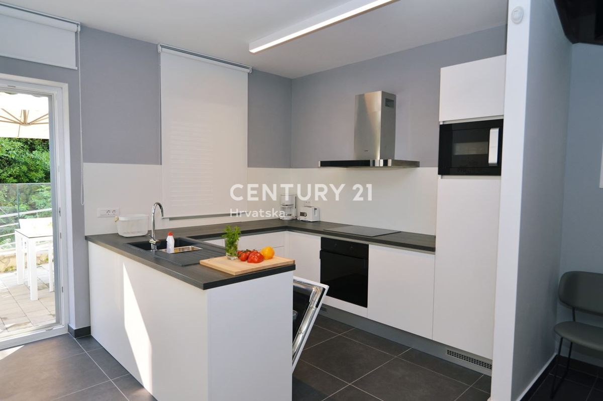 OPATIJA, LOVRAN, TRIETAŽNO STANOVANJE S POGLEDOM NA MORJE IN DVEMA TERASAMA, 100 M OD PLAŽE IN 800 M OD STAREGA DELO MESTA