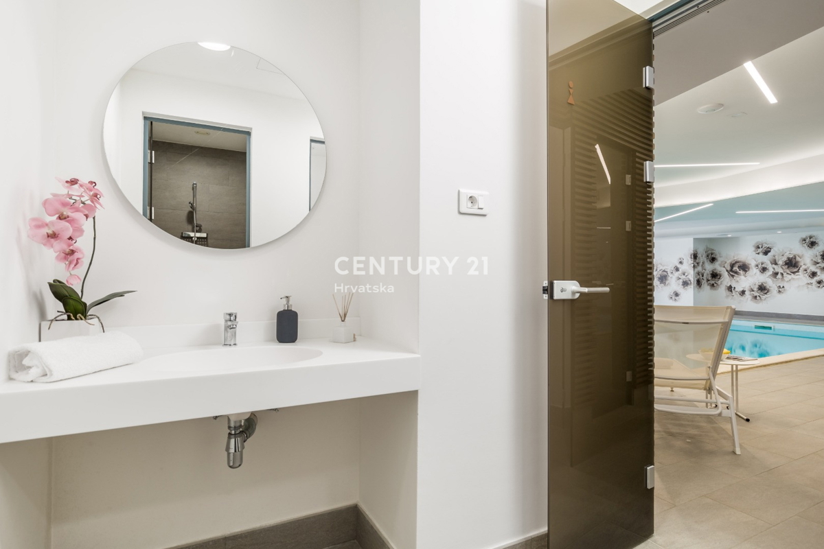 OPATIJA, LOVRAN, TRIETAŽNO STANOVANJE S POGLEDOM NA MORJE IN DVEMA TERASAMA, 100 M OD PLAŽE IN 800 M OD STAREGA DELO MESTA