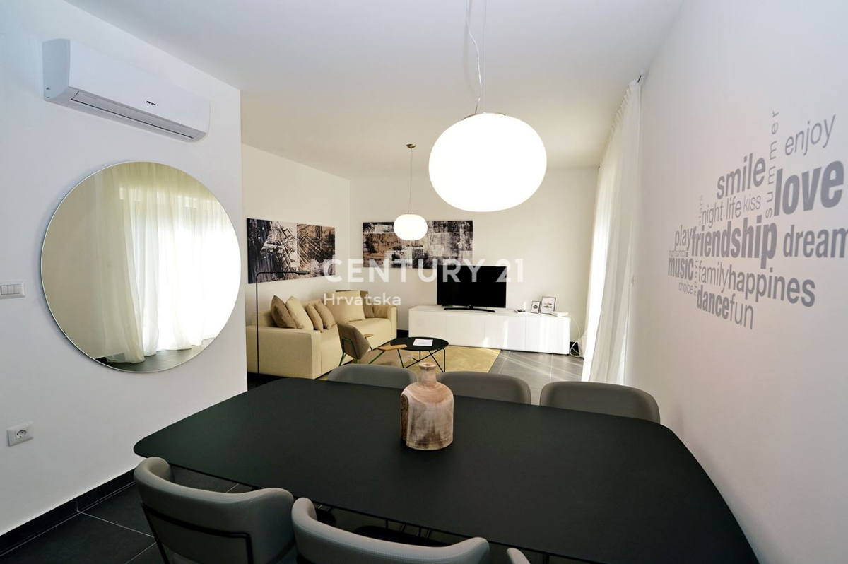 OPATIJA, LOVRAN, TRIETAŽNO STANOVANJE S POGLEDOM NA MORJE IN DVEMA TERASAMA, 100 M OD PLAŽE IN 800 M OD STAREGA DELO MESTA