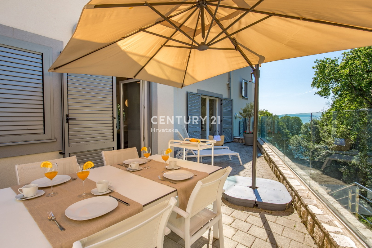 OPATIJA, LOVRAN, TRIETAŽNO STANOVANJE S POGLEDOM NA MORJE IN DVEMA TERASAMA, 100 M OD PLAŽE IN 800 M OD STAREGA DELO MESTA