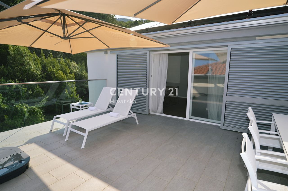 OPATIJA, LOVRAN, TRIETAŽNO STANOVANJE S POGLEDOM NA MORJE IN DVEMA TERASAMA, 100 M OD PLAŽE IN 800 M OD STAREGA DELO MESTA