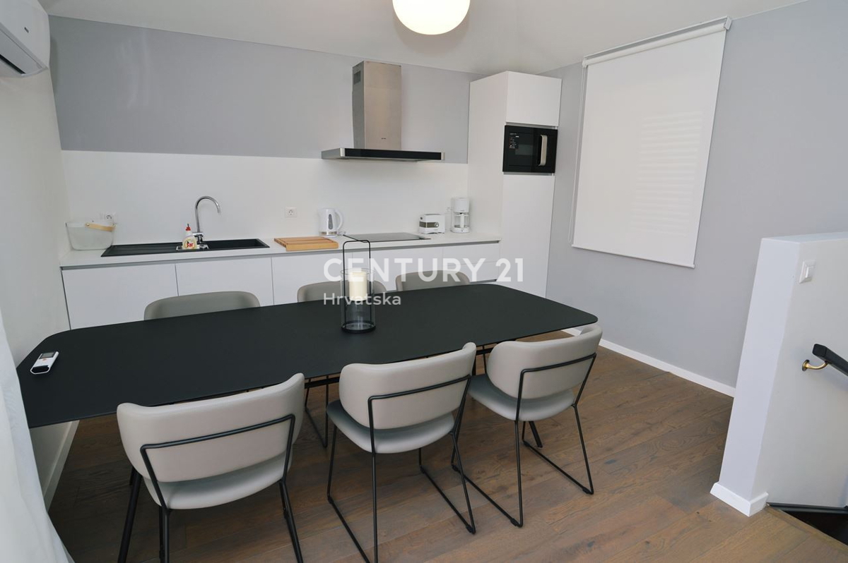 OPATIJA, LOVRAN, TRIETAŽNO STANOVANJE S POGLEDOM NA MORJE IN DVEMA TERASAMA, 100 M OD PLAŽE IN 800 M OD STAREGA DELO MESTA