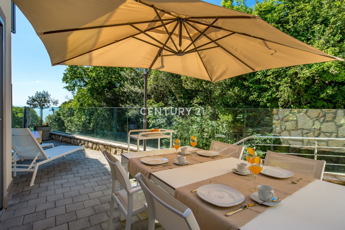 OPATIJA, LOVRAN, TRIETAŽNO STANOVANJE S POGLEDOM NA MORJE IN DVEMA TERASAMA, 100 M OD PLAŽE IN 800 M OD STAREGA DELO MESTA