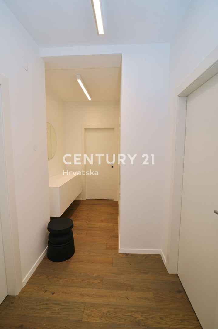 OPATIJA, LOVRAN, TRIETAŽNO STANOVANJE S POGLEDOM NA MORJE IN DVEMA TERASAMA, 100 M OD PLAŽE IN 800 M OD STAREGA DELO MESTA