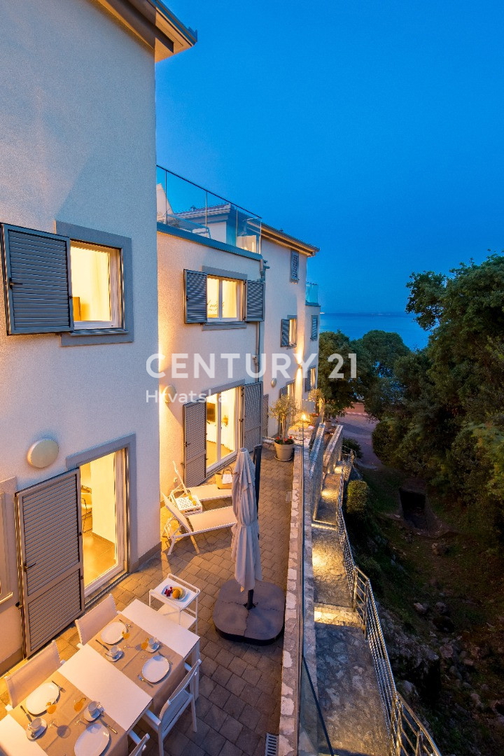 OPATIJA, LOVRAN, TRIETAŽNO STANOVANJE S POGLEDOM NA MORJE IN DVEMA TERASAMA, 100 M OD PLAŽE IN 800 M OD STAREGA DELO MESTA