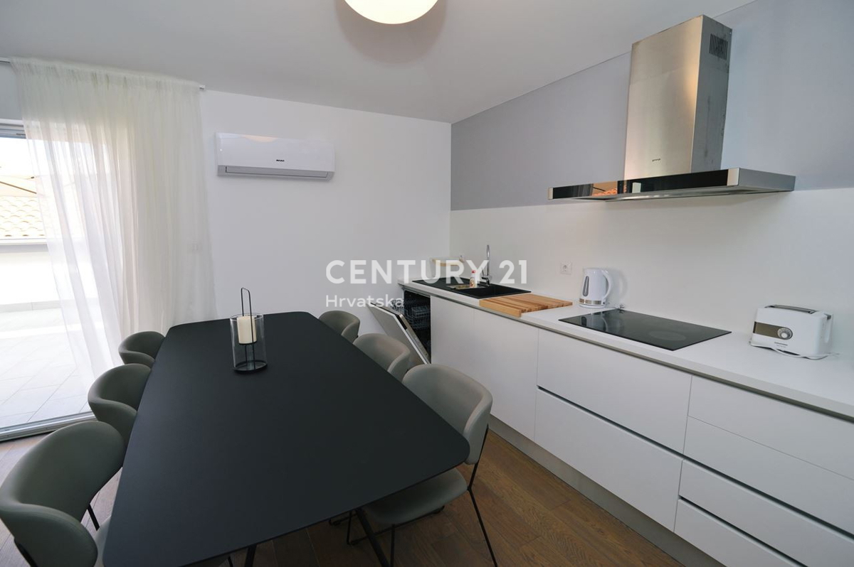 OPATIJA, LOVRAN, TRIETAŽNO STANOVANJE S POGLEDOM NA MORJE IN DVEMA TERASAMA, 100 M OD PLAŽE IN 800 M OD STAREGA DELO MESTA