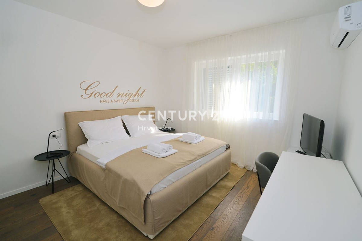 OPATIJA, LOVRAN, TRIETAŽNO STANOVANJE S POGLEDOM NA MORJE IN DVEMA TERASAMA, 100 M OD PLAŽE IN 800 M OD STAREGA DELO MESTA