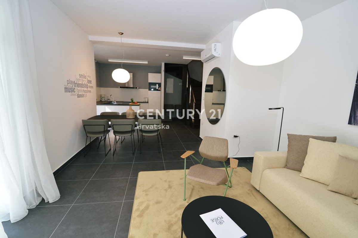 OPATIJA, LOVRAN, TRIETAŽNO STANOVANJE S POGLEDOM NA MORJE IN DVEMA TERASAMA, 100 M OD PLAŽE IN 800 M OD STAREGA DELO MESTA