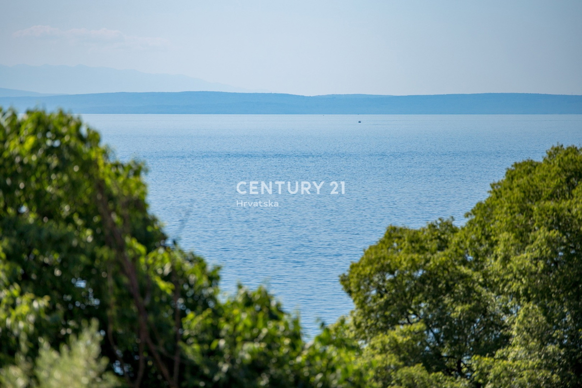 OPATIJA, LOVRAN, TRIETAŽNO STANOVANJE S POGLEDOM NA MORJE IN DVEMA TERASAMA, 100 M OD PLAŽE IN 800 M OD STAREGA DELO MESTA